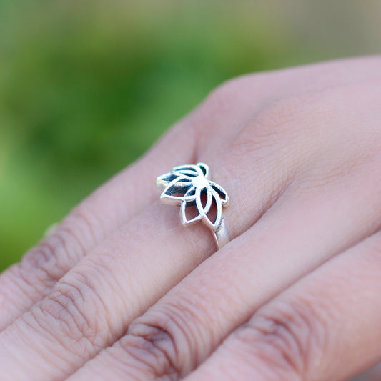 925 Exquisite Lotus-Shaped Silver Rings: Handcrafted Sterling Silver Jewelry for Elegant and Timeless Beauty