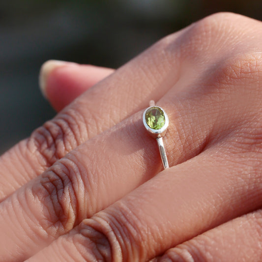 925 Handcrafted Sterling Silver Ring with Peridot Gemstone - Elegant Jewelry for Women