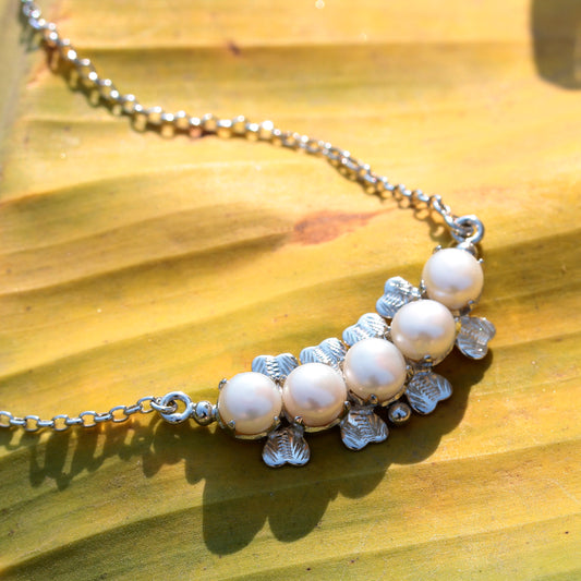 925 Sterling Silver Pearl Necklace with Leaf Accents – Elegant and Timeless Design