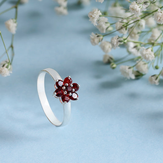 925 Silver Garnet Ring – Deep red garnet, elegant design, timeless sophistication, perfect for women and girls. Luxurious appeal