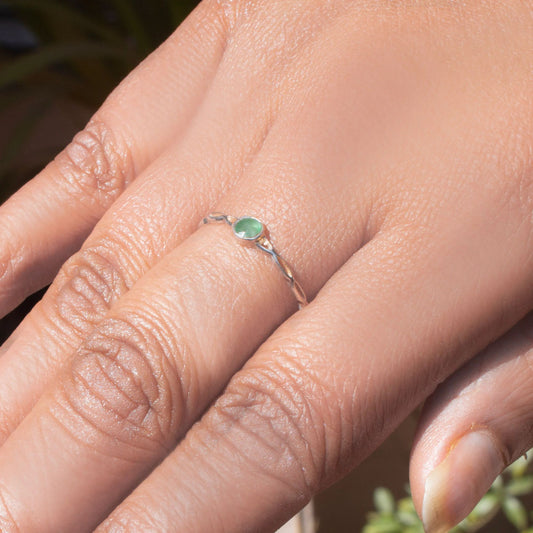 925 silver Ring with faceted round tiny Emerald set in bezel in an infinity band style in high Polish