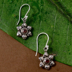 Kund – Garnet Silver Drop Earrings