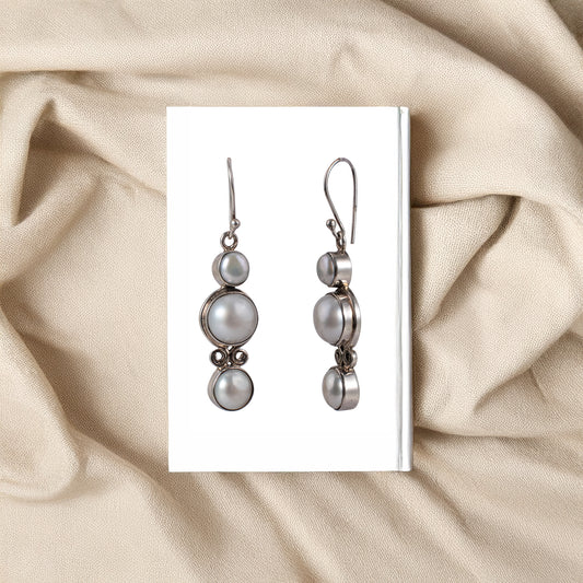 925 Sterling Silver Earrings with Three Lustrous Pearls – A Classic and Sophisticated Design for Every Occasion