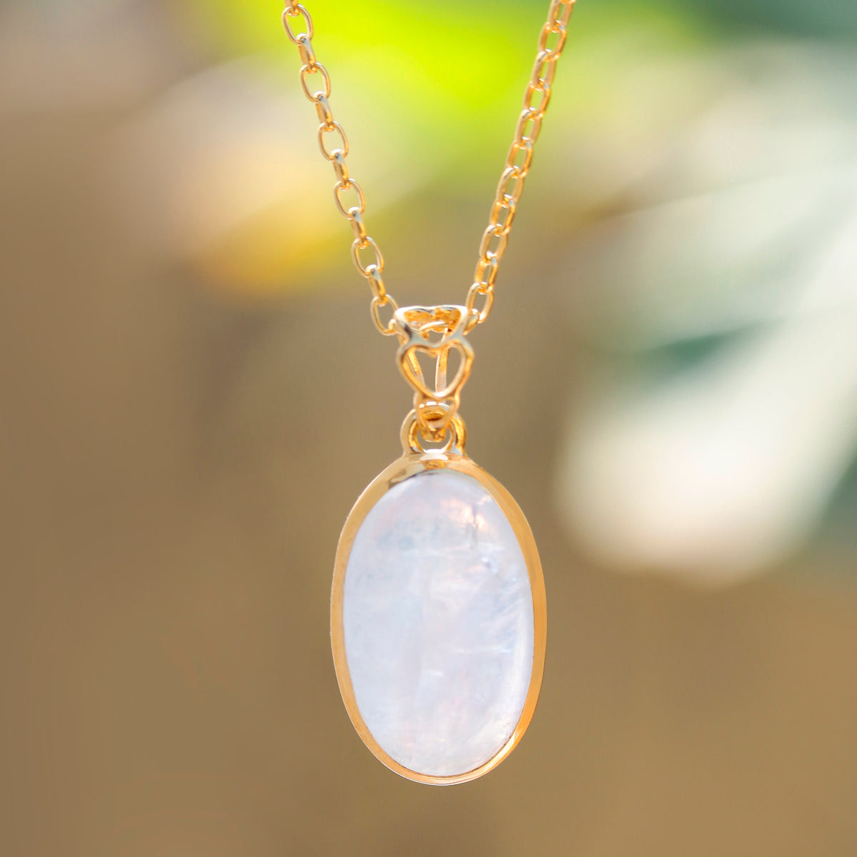 925 Gold-Plated Moonstone Pendant – Oval Natural Gemstone on an 18-Inch Chain, Radiating Elegance and Timeless Beauty