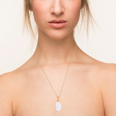 925 Gold-Plated Moonstone Pendant – Oval Natural Gemstone on an 18-Inch Chain, Radiating Elegance and Timeless Beauty