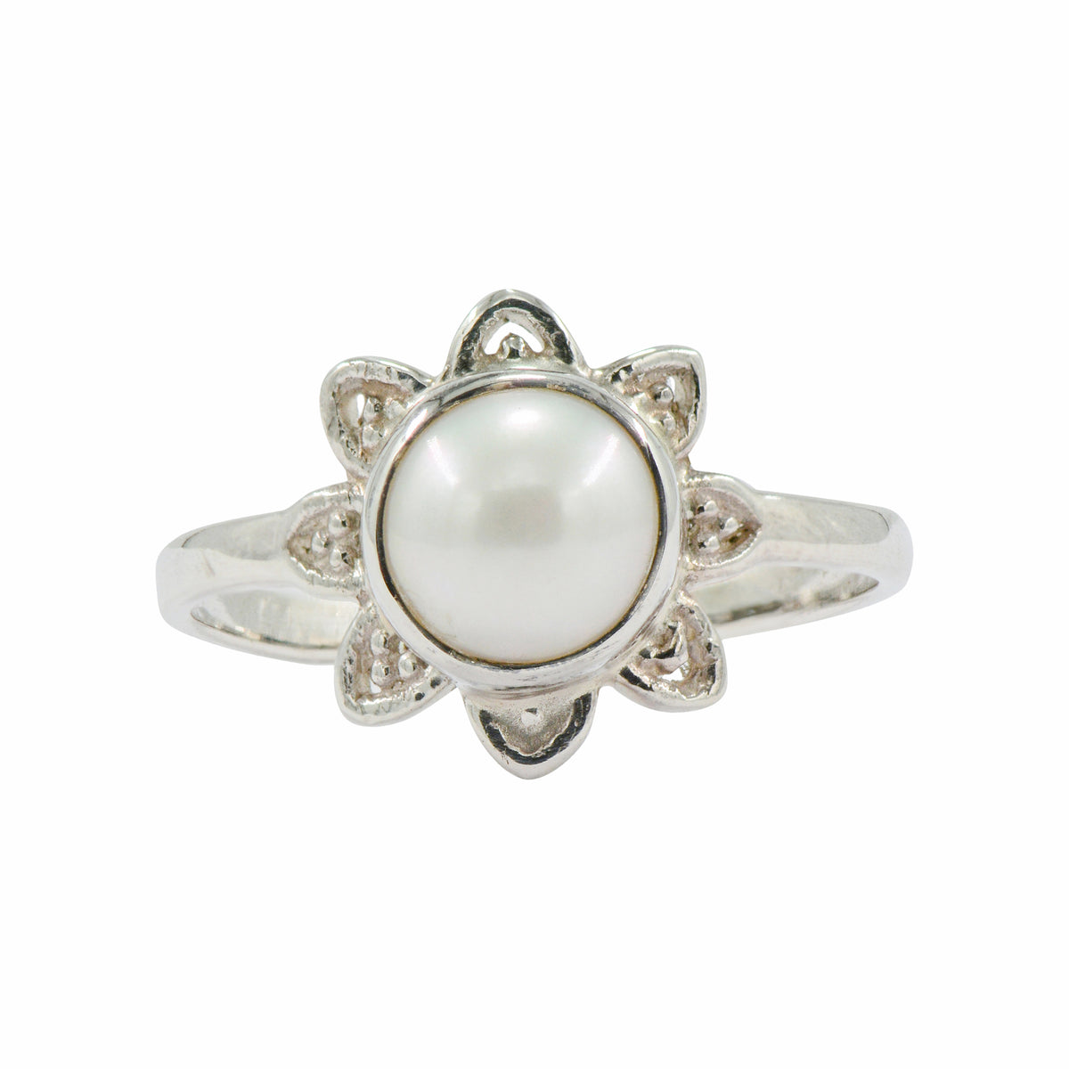 925 Silver Pearl Ring – Graceful freshwater pearl in a sleek, modern setting. Effortless elegance and the perfect gift for women