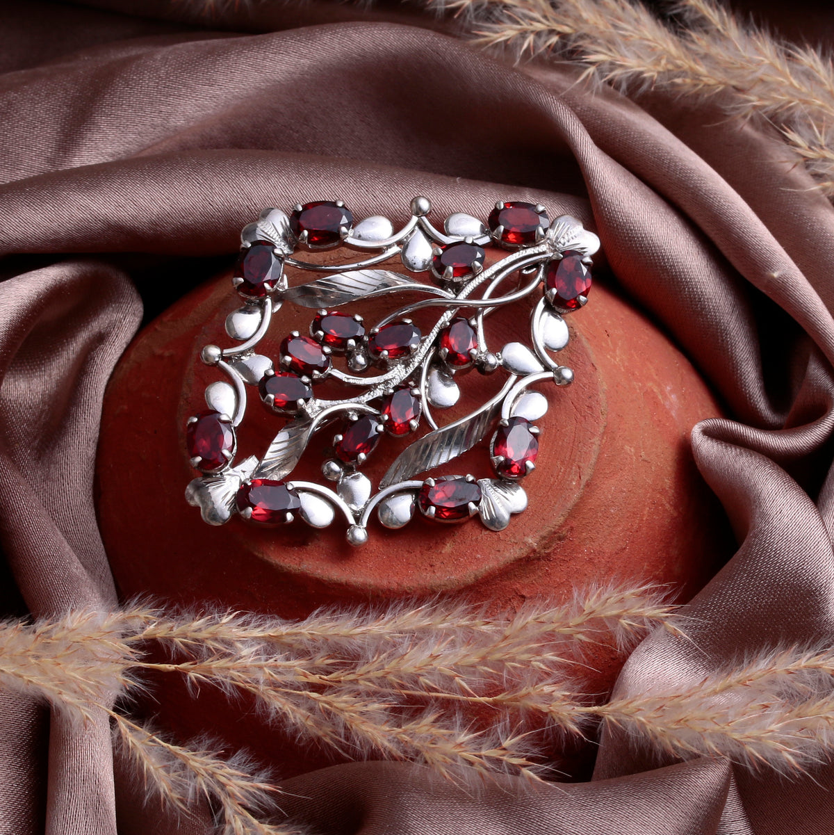 925 Sterling Silver Garnet Floral Brooch – Elegant Vintage-Inspired Statement Jewelry