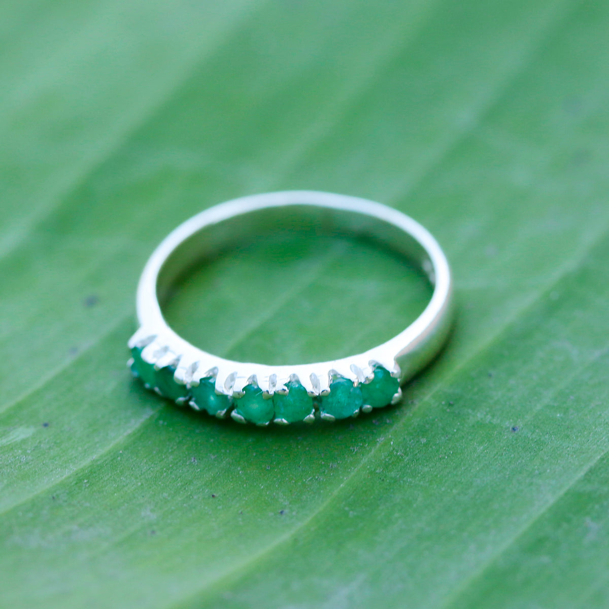 925 Handcrafted Sterling Silver Ring with Emerald Gemstone - Elegant Jewelry for Women