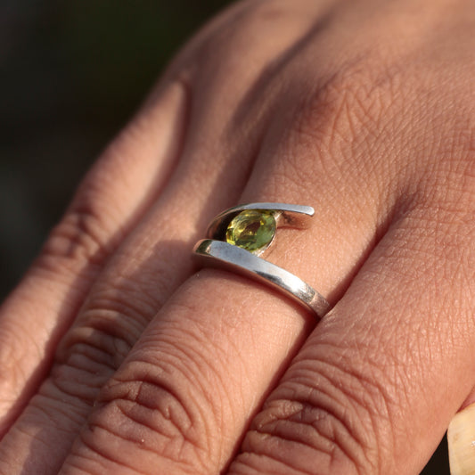 925 Silver Peridot Sterling Silver Ring – Green Gemstone Jewelry, Elegant Handcrafted Design, Healing Energy Ring, Luxury Gift for Her